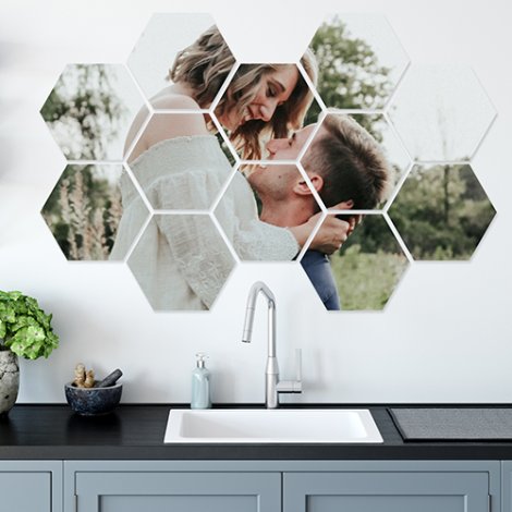 foto over meerdere hexagons aan muur