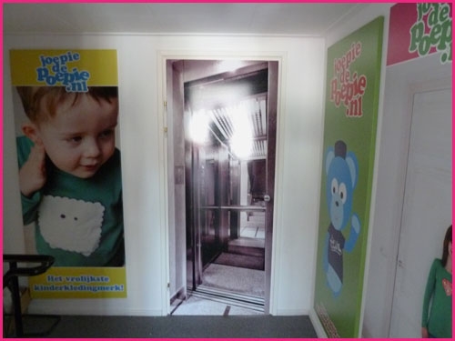 Deurposter lift illusie